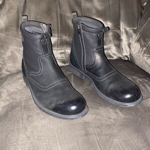 Ventige zip in black/ grey Clark’s. Size 7 1/2 mens.